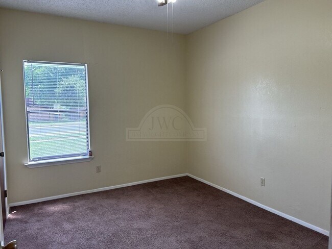 Building Photo - 2607 Poage Ave