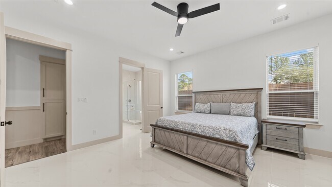 Building Photo - 517 Moore St