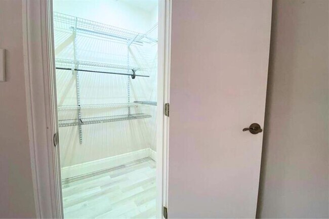 Building Photo - 628 NE 8th Ave