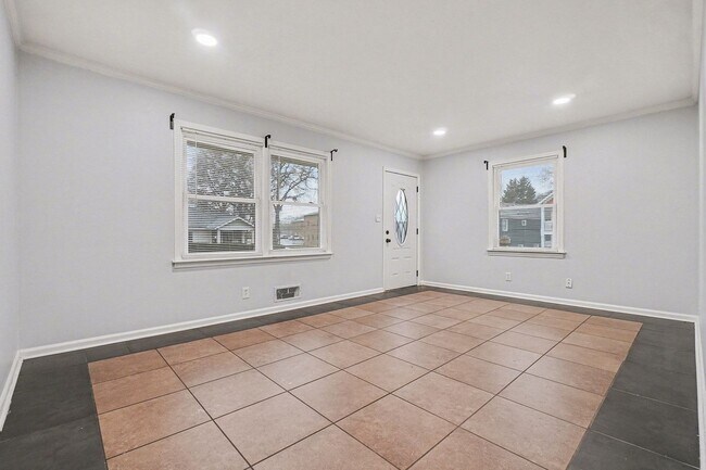 Building Photo - Nice 2BR/1BA Duplex in East Point!