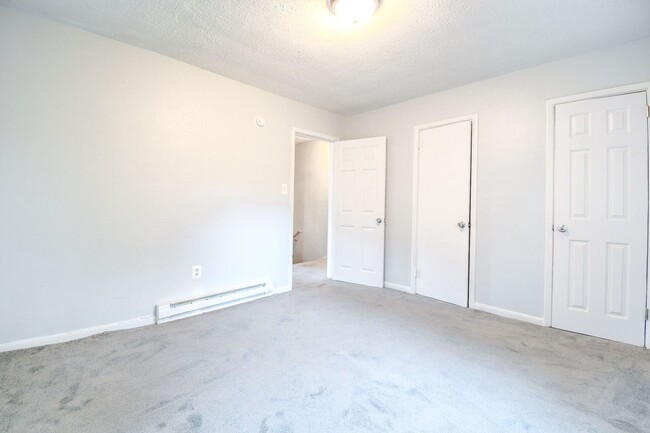 Building Photo - Spacious Duplex!