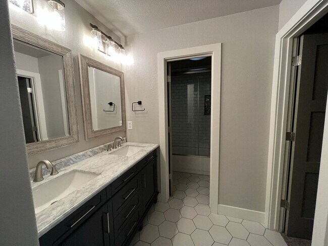 Building Photo - Incredible condo with 2 car garage