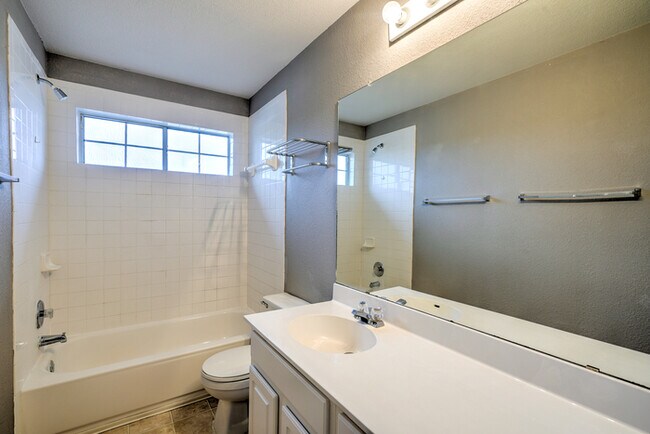 Building Photo - 807 Settlement St