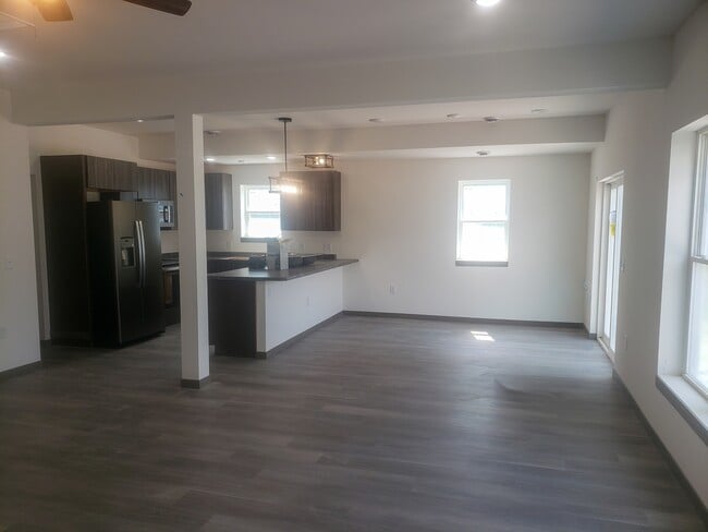 Building Photo - 1216 Salem Dr