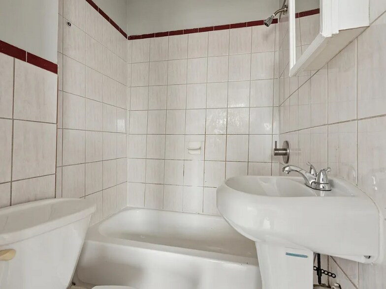 Building Photo - 2542 N 33rd St