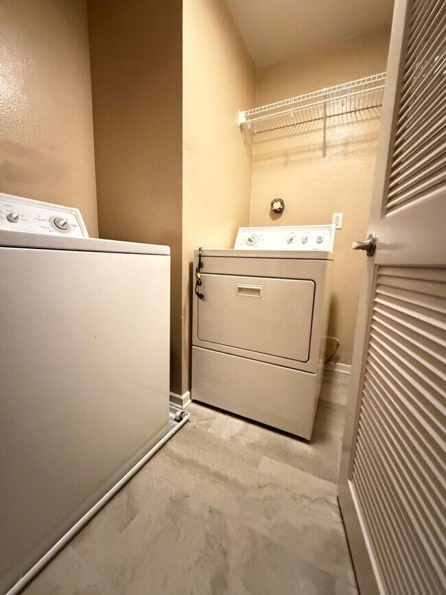 Building Photo - Unbeatable Downtown Escondido Townhome