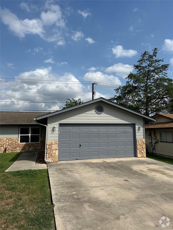 Building Photo - 2743 Maple Tree Rd
