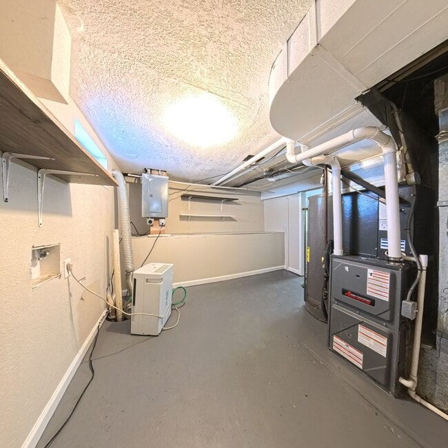 Building Photo - Spacious 2 Bedroom 2 Bath Home