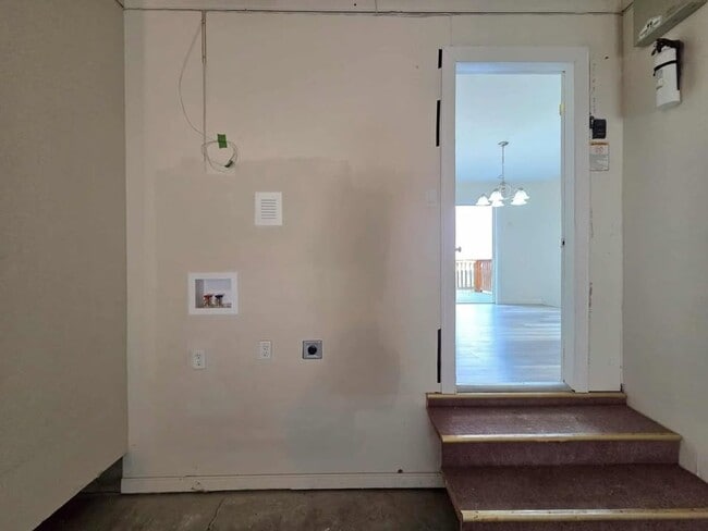 Building Photo - Stunning 4 Bedroom, 3 Bathroom Home, with ...