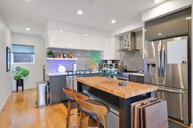 Building Photo - Charming 2-Bedroom Townhouse with 2.5 Baths and Spacious 1,510 Sq Ft in Seattle's Vibrant Neighbo...