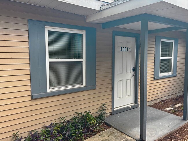 Building Photo - Back unit of large Duplex in Central Oak P...