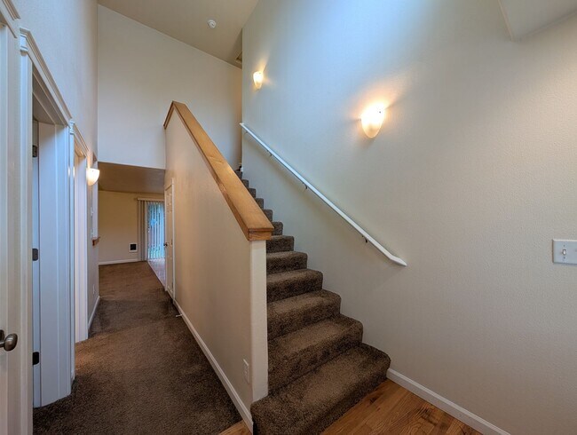 Building Photo - Spacious 3-Bedroom, 2-Bath Townhouse Near River Road In Eugene!
