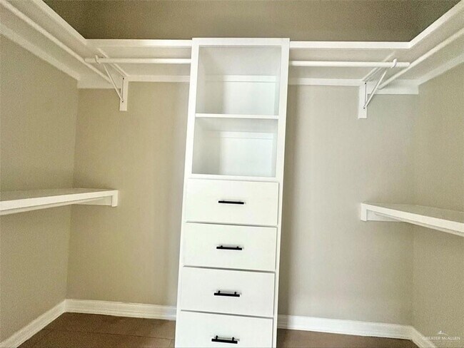 Building Photo - 913 E 13th St