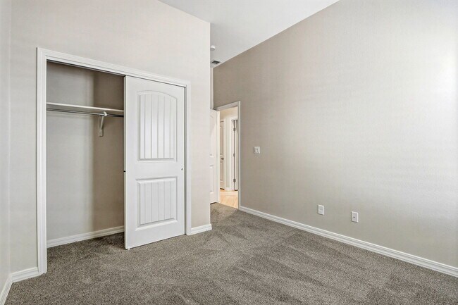 Building Photo - 925 Louisiana Downs Ave