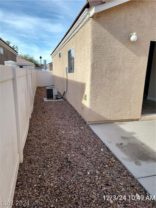 Building Photo - SILVERADO RANCH SINGLE STORY PATIO HOME IN...