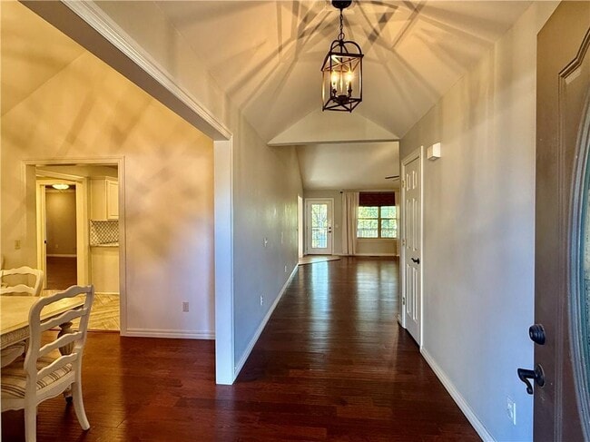 Building Photo - 305 Meadows Ct