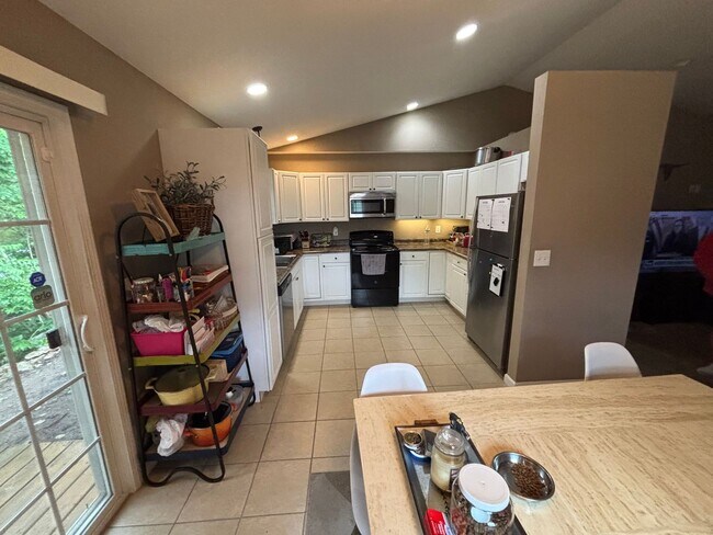 Building Photo - Beautiful Ogden home close to Fort Riley!