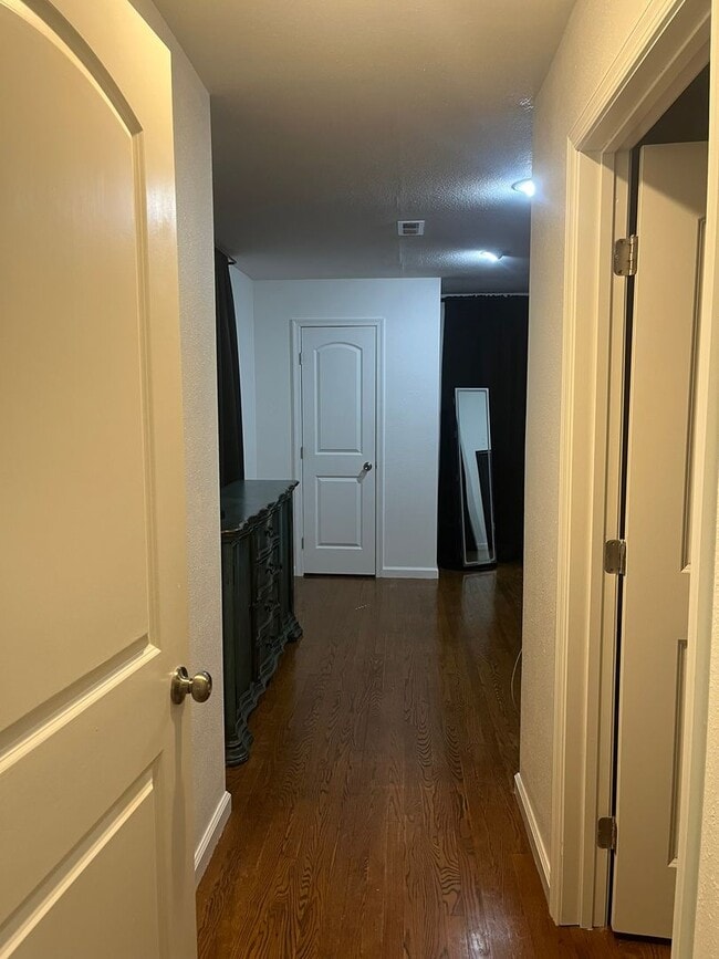 Building Photo - Gorgeous private home in Altavista!