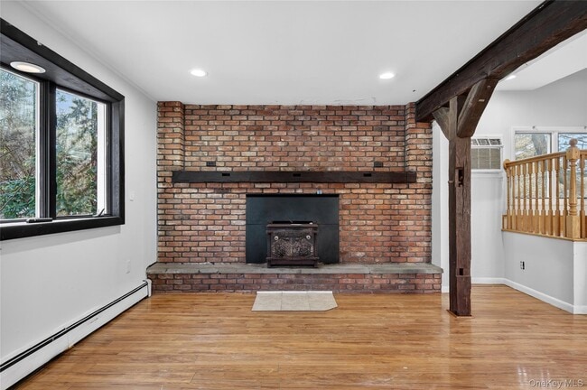 Building Photo - 32 Quaker Hill Rd