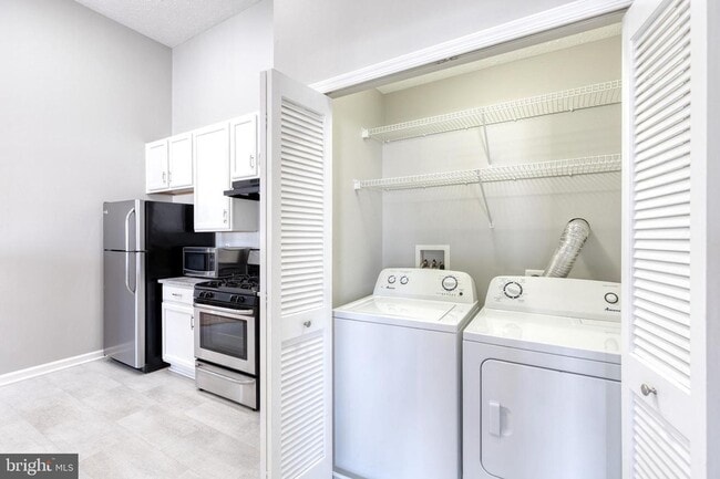 Building Photo - Gorgeous 2bd 2bth Penthouse Condo Completely Updated & Ready To Move In!