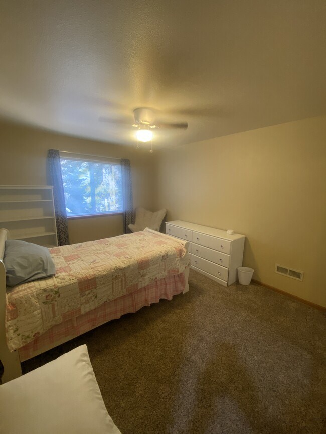 Building Photo - 1728 Mohican Dr