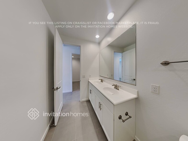 Building Photo - 17705 W Pinnacle Vista Dr