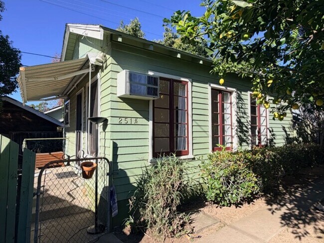 Building Photo - 251ivy