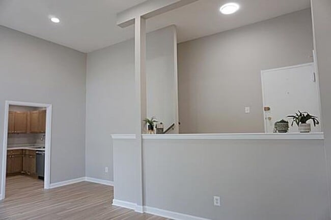 Building Photo - Beautifully Remodel Top-Level Condo!