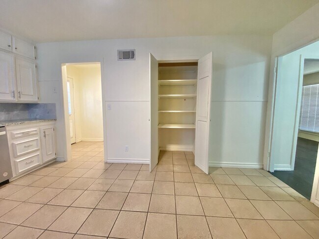 Building Photo - NOW PRE-LEASING FOR JULY: 4 bed 2 bath 2car garage in Tech Terrace
