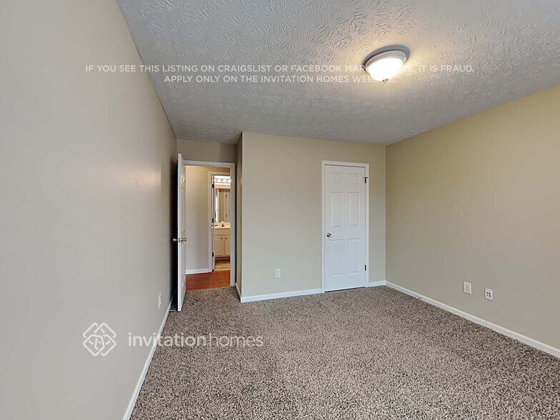 Building Photo - 141 N Square Ln