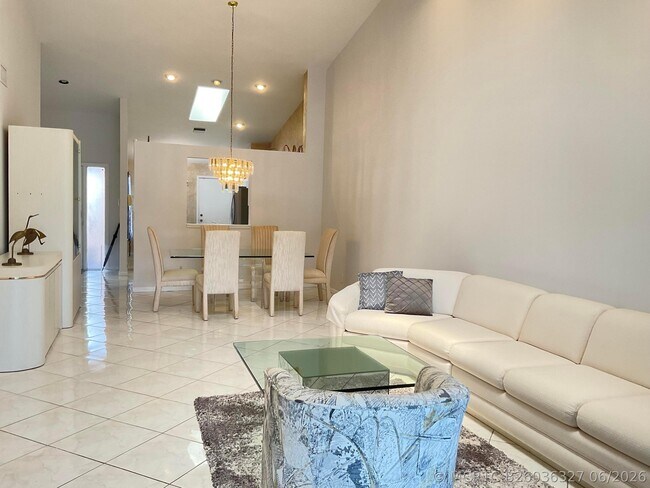Building Photo - 5574 Royal Lake Cir
