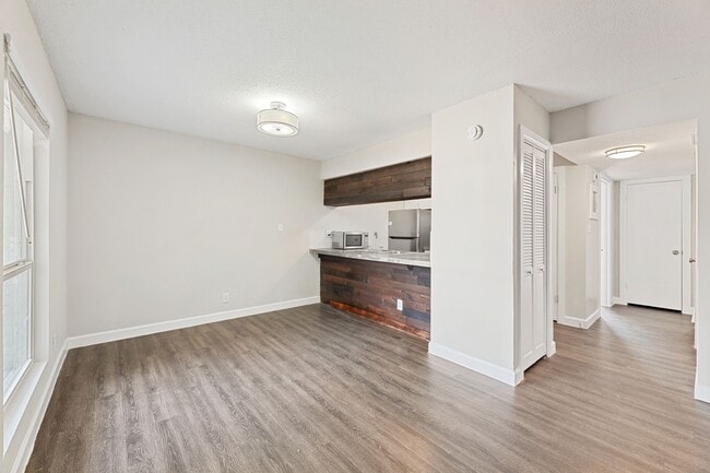 Building Photo - 5005 Manor Rd