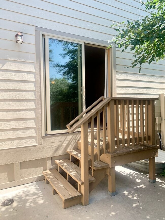 Building Photo - 2 Bedroom 1.5 Bathroom located in the Heights!