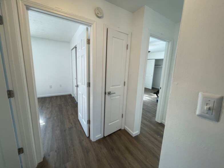 Building Photo - 617-621 N Sherry Dr