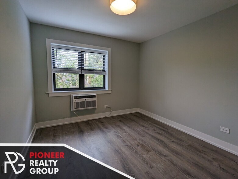 Building Photo - 454 W Barry Ave