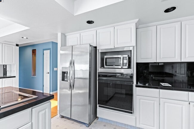 Building Photo - Utilities Paid! 3 Bedroom in Hayward with ...