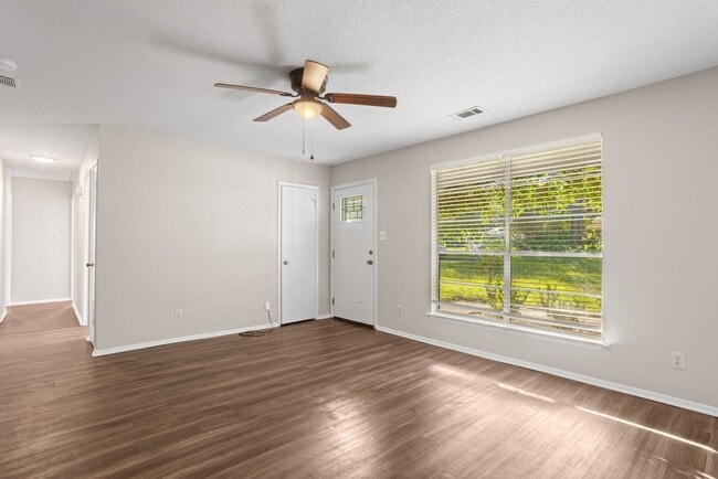 Building Photo - Charming 3 Bedroom/1.5 Bath home on Wilmin...