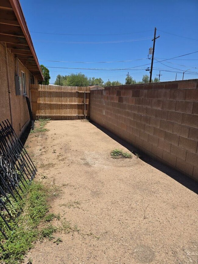 Building Photo - SPACIOUS 2BD/1BA  DUPLEX HOME AVAILABLE NOW!!