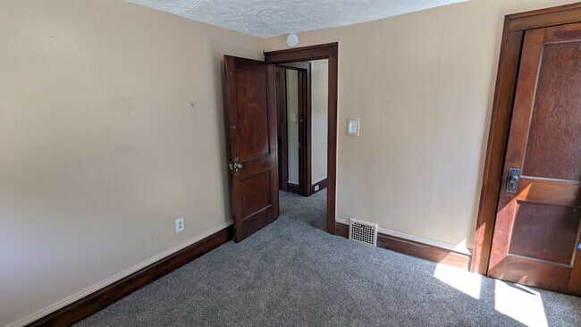 Building Photo - Spacious 4-bedroom, 1.5-bath home in Akron