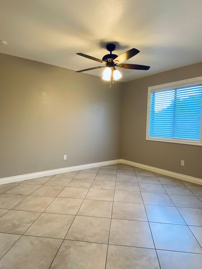 Building Photo - AVAILABLE NOW!!