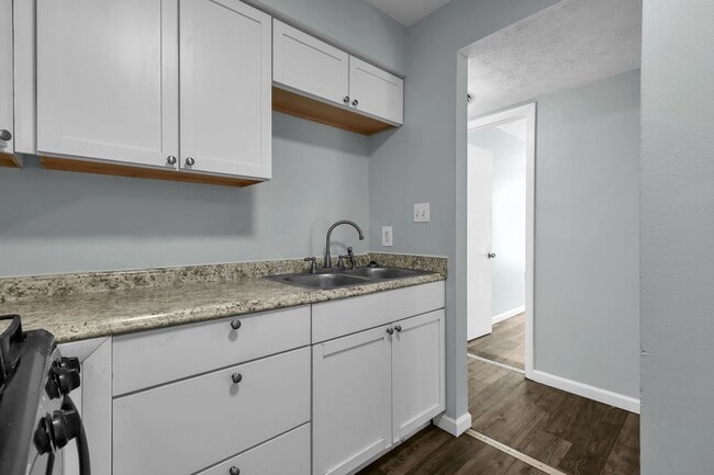 Building Photo - 2 Bedroom Apartment