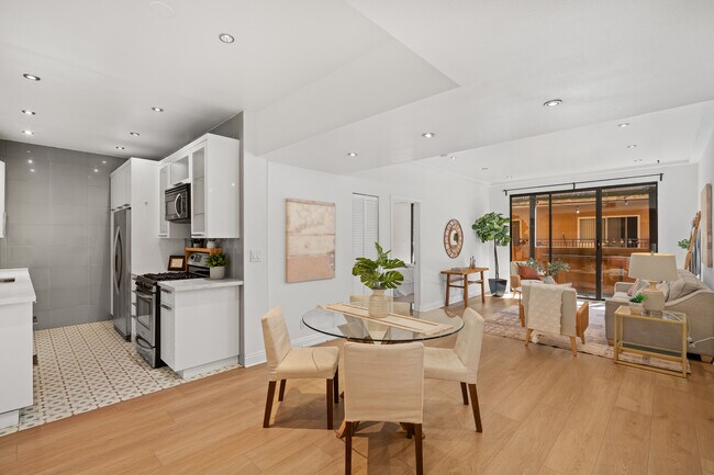 Building Photo - 828 N Hudson Ave