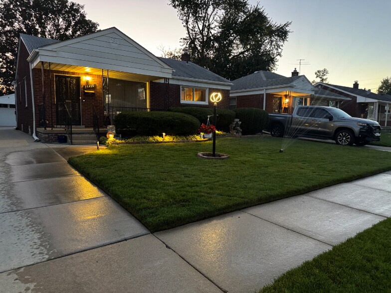 Building Photo - 20455 Strathmoor St