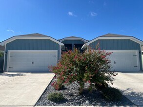 Building Photo - Luxury 3/2 Duplex in Seguin, Texas