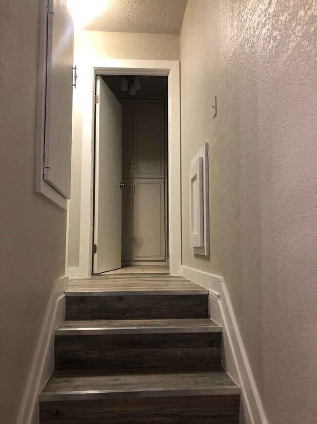 Building Photo - 2 bed & 2 bath Condo. 2 car garage.