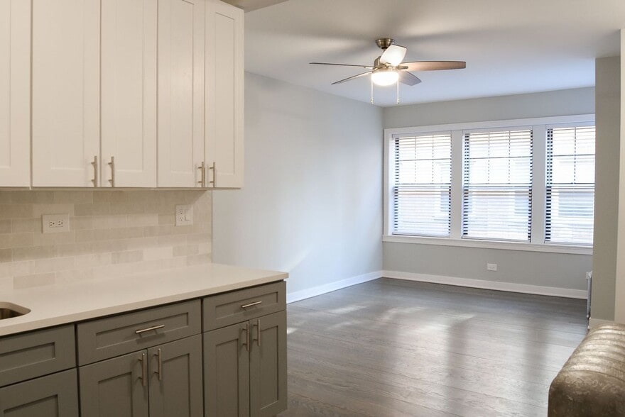 Building Photo - 5061 N Damen Ave