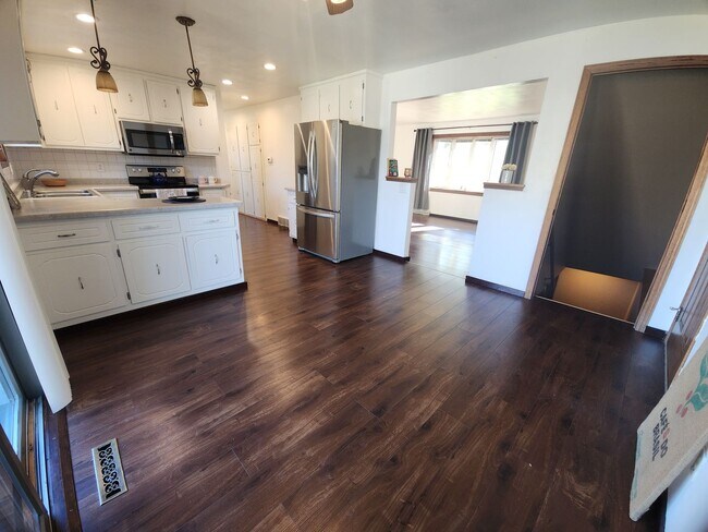 Building Photo - Family-Friendly 3BR Ranch with Home Office...