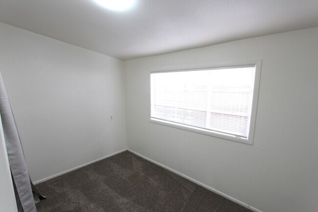 Building Photo - Bright 3-Bedroom Single-Level Duplex with Garage | 1,166 Sq Ft | Convenient Flagstaff Location