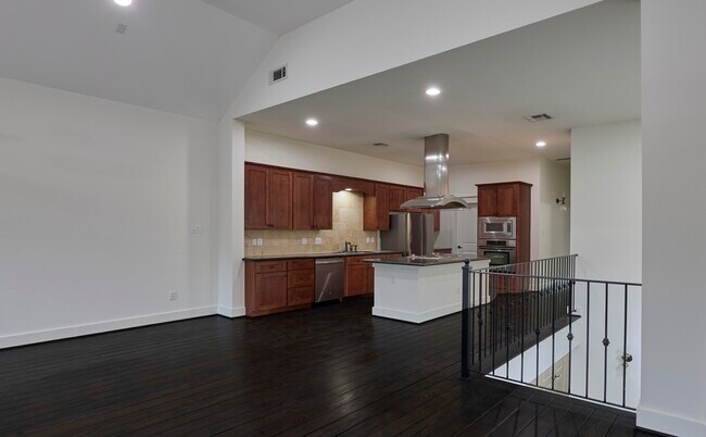 Building Photo - 5516 Larkin St