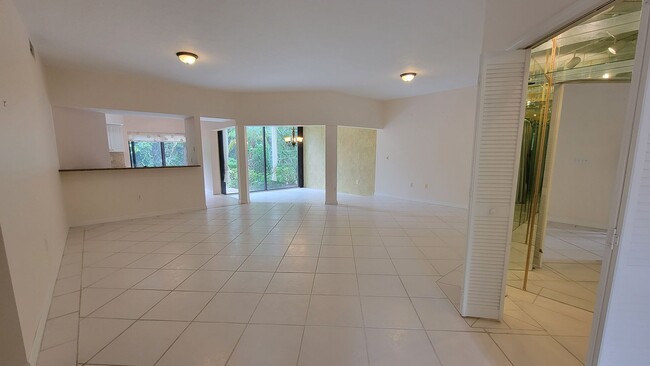 Building Photo - Desirable 2 bed/ 2 bath/1 car Condo in The...